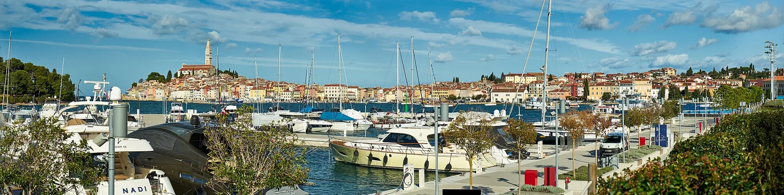 Historické pobřežní město Rovinj na Istrii